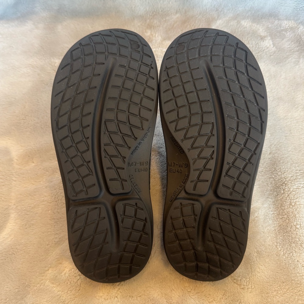 WORN ONCE! OOFOS OOcloog Women’s 9 / Men’s 7 Black and Grey Camo Clog - Picture 6 of 8